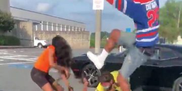 Alldaynews.gr Άγριος καβγάς σε εμπορικό κέντρο την πρώτη μέρα που άνοιξε μετά το lockdown (video)