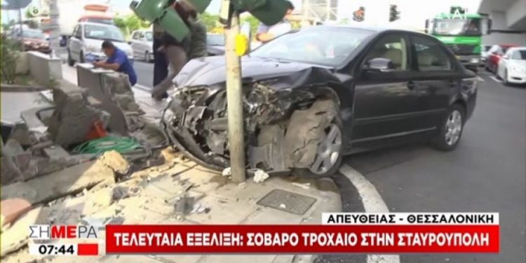 Alldaynews.gr ΠΡΙΝ ΑΠΟ ΛΙΓΟ: Οδηγός έριξε το αυτοκίνητο σε φανάρι στην Θεσσαλονίκη (pics)
