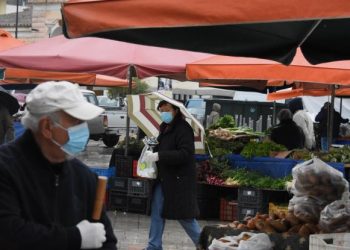 Θεσσαλονίκη: Αναρχικοί άρπαξαν προϊόντα από σούπερ μάρκετ και τα μοίρασαν δωρεάν σε λαϊκή