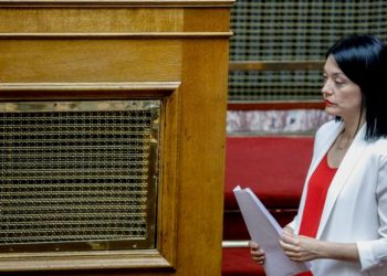 Ξέχασε ανοικτό το μικρόφωνο: “Θα γίνει χαμός, θα την σκίσω!” Τα έψαλλε στην υπουργό (video)