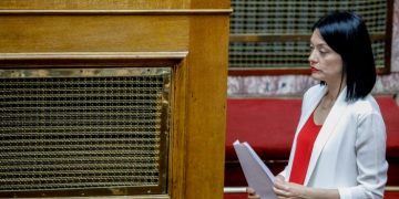 Ξέχασε ανοικτό το μικρόφωνο: “Θα γίνει χαμός, θα την σκίσω!” Τα έψαλλε στην υπουργό (video)