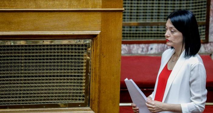 Ξέχασε ανοικτό το μικρόφωνο: “Θα γίνει χαμός, θα την σκίσω!” Τα έψαλλε στην υπουργό (video)