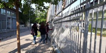 Alldaynews.gr Θεσσαλονίκη: Με μάσκες και αποστάσεις στα σχολεία οι μαθητές της Γ’ Λυκείου (pics)