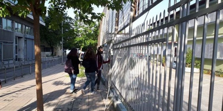Alldaynews.gr Θεσσαλονίκη: Με μάσκες και αποστάσεις στα σχολεία οι μαθητές της Γ’ Λυκείου (pics)