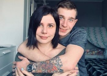 Σάλος για influencer που παντρεύεται τον θετό γιο της – ΦΩΤΟ