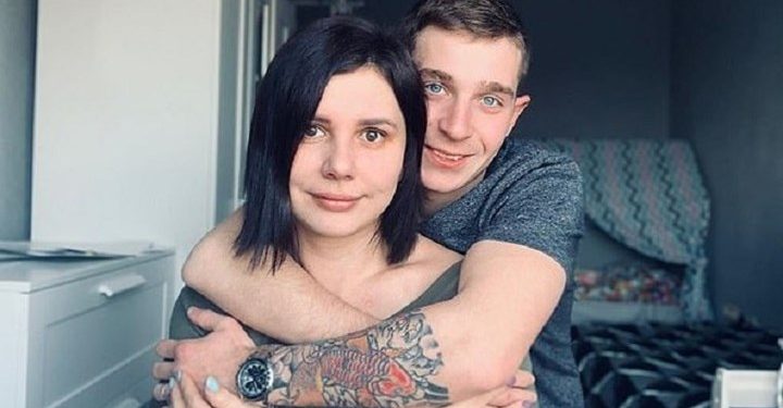 Alldaynews.gr Σάλος για influencer που παντρεύεται τον θετό γιο της – ΦΩΤΟ