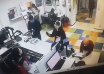 Έβγαλε το εσώρουχό της δημοσίως και το φόρεσε για μάσκα (video)