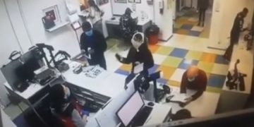 Alldaynews.gr Έβγαλε το εσώρουχό της δημοσίως και το φόρεσε για μάσκα (video)