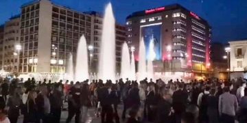 Η Έλενα Ακρίτα καρφώνει τον Υπουργό για τον συνωστισμό στα εγκαίνια της Ομόνοιας: «Τι έγινε κύριε Χρυσοχοϊδη;» (Pics)