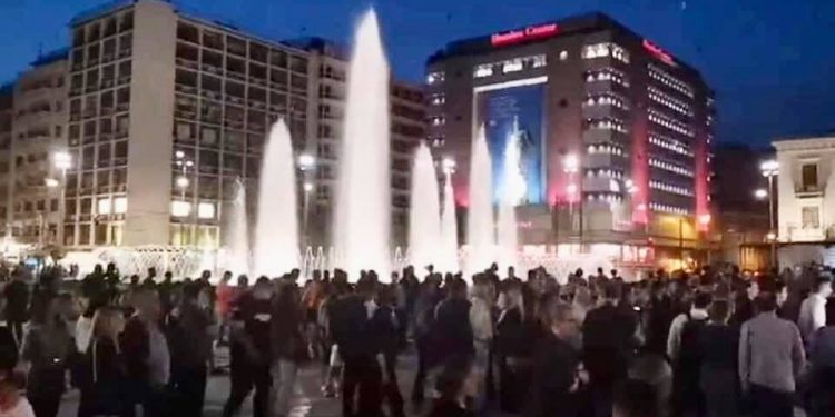 Η Έλενα Ακρίτα καρφώνει τον Υπουργό για τον συνωστισμό στα εγκαίνια της Ομόνοιας: «Τι έγινε κύριε Χρυσοχοϊδη;» (Pics)