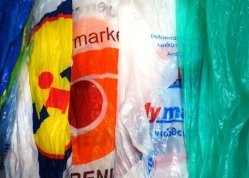 Το κόλπο με τις πλαστικές σακούλες: Εξαφάνισαν τις οικολογικές και «τσεπώνουν» τη χρέωση δίνοντας πιο «χοντρές» σακούλες!