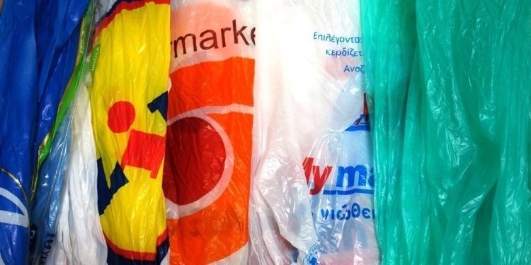 Alldaynews.gr Το κόλπο με τις πλαστικές σακούλες: Εξαφάνισαν τις οικολογικές και «τσεπώνουν» τη χρέωση δίνοντας πιο «χοντρές» σακούλες!