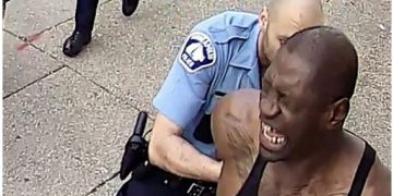 Φανταστείτε τι υπέμεινε αυτά τα εννέα λεπτά, εκλιπαρώντας για μια ανάσα, εκλιπαρώντας για τη ζωή του