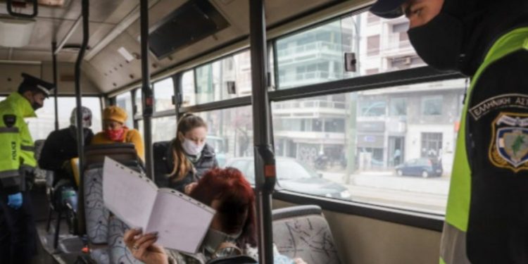 Θεσσαλονίκη: Έκανε το εσώρουχό του μάσκα και μπήκε στο λεωφορείο[photo]