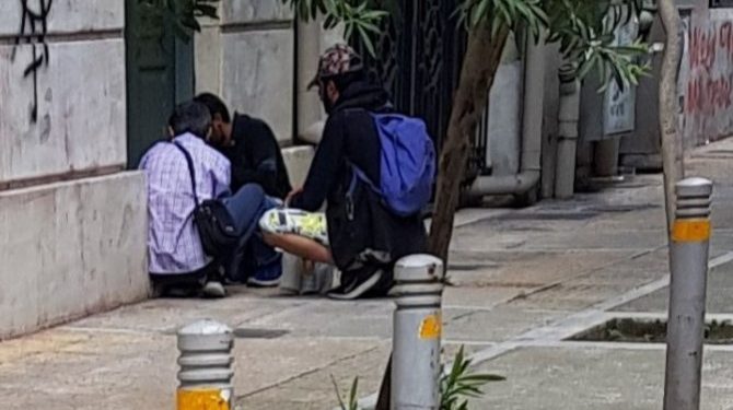 Στέκια θανάτου στο Κέντρο της Αθήνας-Οι έμποροι ναρκωτικών έπιασαν ξανά… δουλειά[photos]