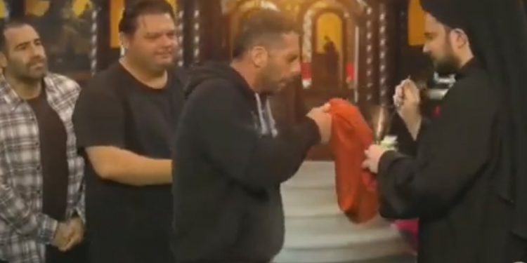 Alldaynews.gr Οργή εναντίον των Ράδιο Αρβύλα για σκετσάκι που κορόιδευε τη Θεία Κοινωνία: «Εμετός – Βλάσφημοι»