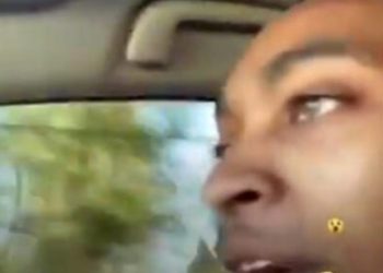 Θάνατος σε Live μετάδοση: Βίντεο με οδηγό να πέφτει νεκρός από πυρά αστυνομικών