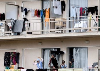 Βγάζουν από διαμερίσματα, δομές και ξενοδοχεία 11.237 πρόσφυγες και μετανάστες