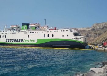 Σαντορίνη-Τρόμος για επιβάτες: Πρόσκρουση του επιβατηγού πλοίου OLYMPUS στο λιμάνι