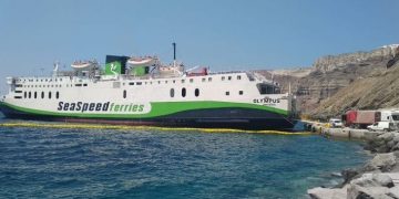 Σαντορίνη-Τρόμος για επιβάτες: Πρόσκρουση του επιβατηγού πλοίου OLYMPUS στο λιμάνι
