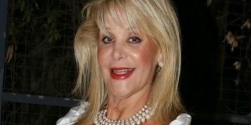 Η Μαρία Ιωαννίδου…παντρεύτηκε μέσω skype τον αγαπημένο της με κουμπάρο τον σκύλο της[video]