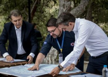 Σύσκεψη (χωρίς μάσκες και αποστάσεις) Μητσοτάκη στον Υμηττό με Χρυσοχοΐδη και Χαρδαλιά (Photos)