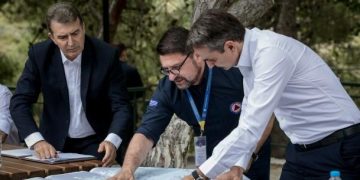 Σύσκεψη (χωρίς μάσκες και αποστάσεις) Μητσοτάκη στον Υμηττό με Χρυσοχοΐδη και Χαρδαλιά (Photos)