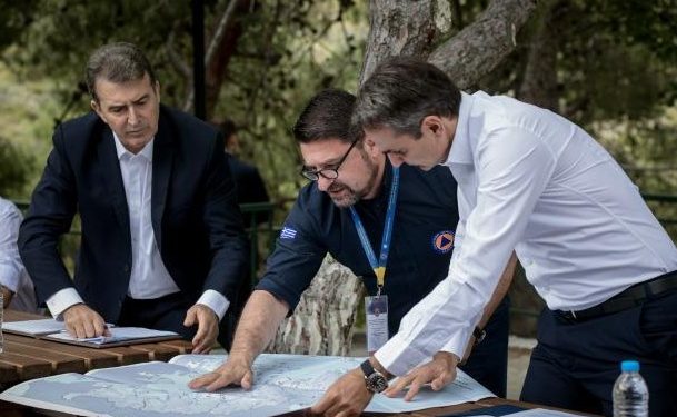 Σύσκεψη (χωρίς μάσκες και αποστάσεις) Μητσοτάκη στον Υμηττό με Χρυσοχοΐδη και Χαρδαλιά (Photos)