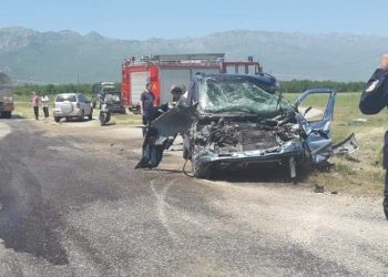 Τρομακτικό τροχαίο στα Τρίκαλα: Φορτηγάκι «καρφώθηκε» σε βυτίο