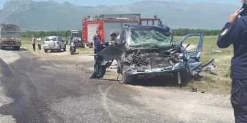 Τρομακτικό τροχαίο στα Τρίκαλα: Φορτηγάκι «καρφώθηκε» σε βυτίο