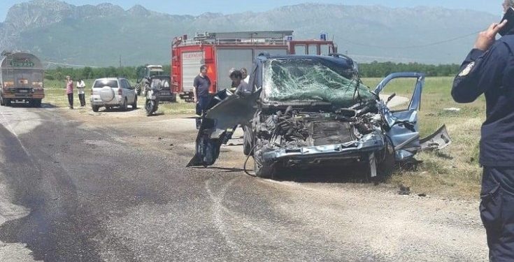 Τρομακτικό τροχαίο στα Τρίκαλα: Φορτηγάκι «καρφώθηκε» σε βυτίο