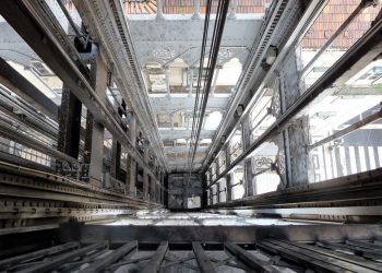 Τραγικό: Συντηρητής καταπλακώθηκε από ασανσέρ στο Παγκράτι