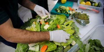 Μεταδίδεται ο κορονοϊός από τα τρόφιμα και το νερό; Όλες οι απαντήσεις από ειδικό