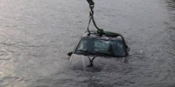 Alldaynews.gr Πειραιάς: Αυτοκίνητο με 22χρονο και 18χρονη έπεσε στο λιμάνι!