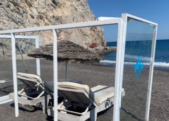 Σαντορίνη: Εγκαταστάθηκαν οι πρώτες ξαπλώστρες με πλέξιγκλας