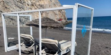 Alldaynews.gr Σαντορίνη: Εγκαταστάθηκαν οι πρώτες ξαπλώστρες με πλέξιγκλας