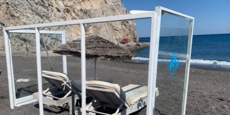 Alldaynews.gr Σαντορίνη: Εγκαταστάθηκαν οι πρώτες ξαπλώστρες με πλέξιγκλας