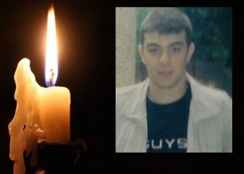 Αυτός είναι ο 32χρονος Ανδρέας Συμεωνίδης. Τον βρήκε νεκρό η μητέρα του στο κρεβάτι