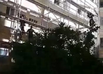 Συγκλονιστικό βίντεο: Ήθελε να κάνει βουτιά θανάτου από τον 3ο όροφο στο Τζάνειο-Οι προσπάθειες να τον σώσουν