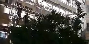 Alldaynews.gr Συγκλονιστικό βίντεο: Ήθελε να κάνει βουτιά θανάτου από τον 3ο όροφο στο Τζάνειο-Οι προσπάθειες να τον σώσουν