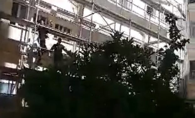 Alldaynews.gr Συγκλονιστικό βίντεο: Ήθελε να κάνει βουτιά θανάτου από τον 3ο όροφο στο Τζάνειο-Οι προσπάθειες να τον σώσουν