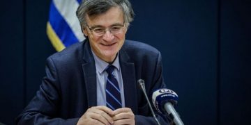 Alldaynews.gr Σμαραγδής: Ο Τσιόδρας θα μπορούσε να γίνει ταινία