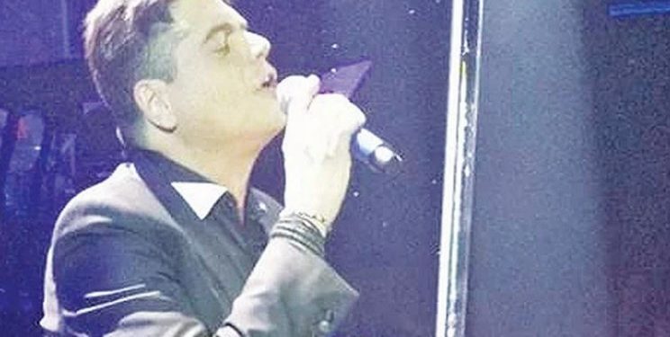 Alldaynews.gr Δεμένος με χειροπέδες στο κρεβάτι ο Τραγουδιστής Γιώργος Δασκαλάκης για να ξεφύγει από τον εθισμό