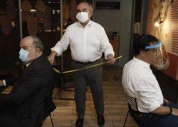 Με μάσκα και μεζούρα ο Άδωνις έκανε αυτοψία σε εστιατόρια[photos]