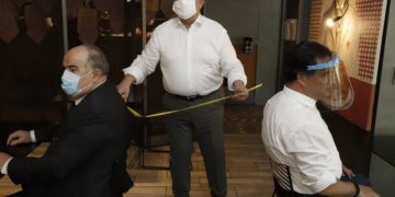 Με μάσκα και μεζούρα ο Άδωνις έκανε αυτοψία σε εστιατόρια[photos]