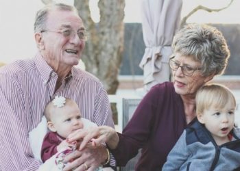 Όσοι γονείς αφήνουν το παιδί τους να περνάει πολλές ώρες με τον παππού ή τη γιαγιά του, πρέπει να διαβάσουν ΑΥΤΟ!