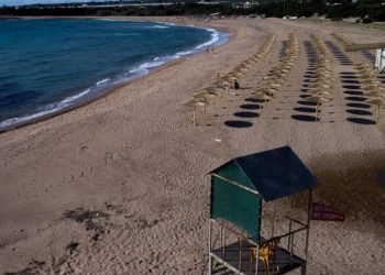 Ο κορονοϊός δεν επιβιώνει στην άμμο της παραλίας – Πώς να κάνουμε με ασφάλεια μπάνιο