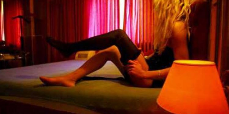 Πανικός στα “Ροζ ραντεβού”-Call girls κόλλησαν κορονοϊό και συνέχισαν να δουλεύουν