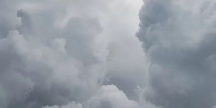 Alldaynews.gr Ανατριχιαστικές Εικόνες! Φωτογραφήθηκαν παρέα με έναν άγιο στην Εύβοια