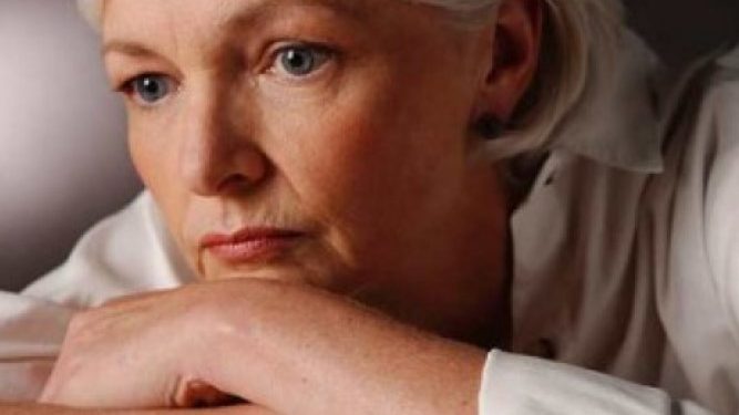 Γάλλος συγγραφέας λέει ότι οι γυναίκες στα 50 είναι «πολύ γερασμένες» για να τις ερωτευτείς!